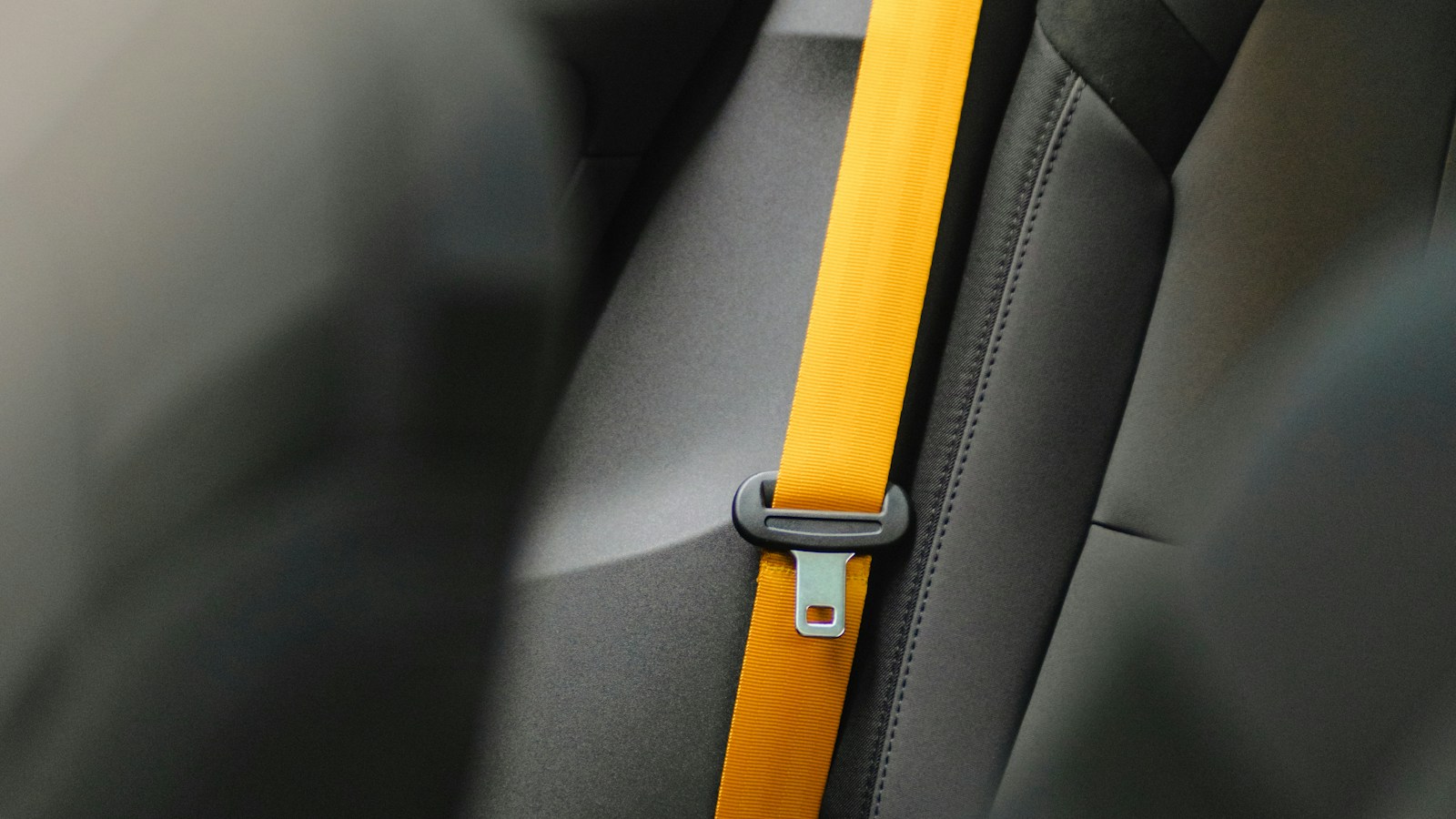 Car Seatbelt Steam Cleaning: Safe Degreasing and Webbing Care