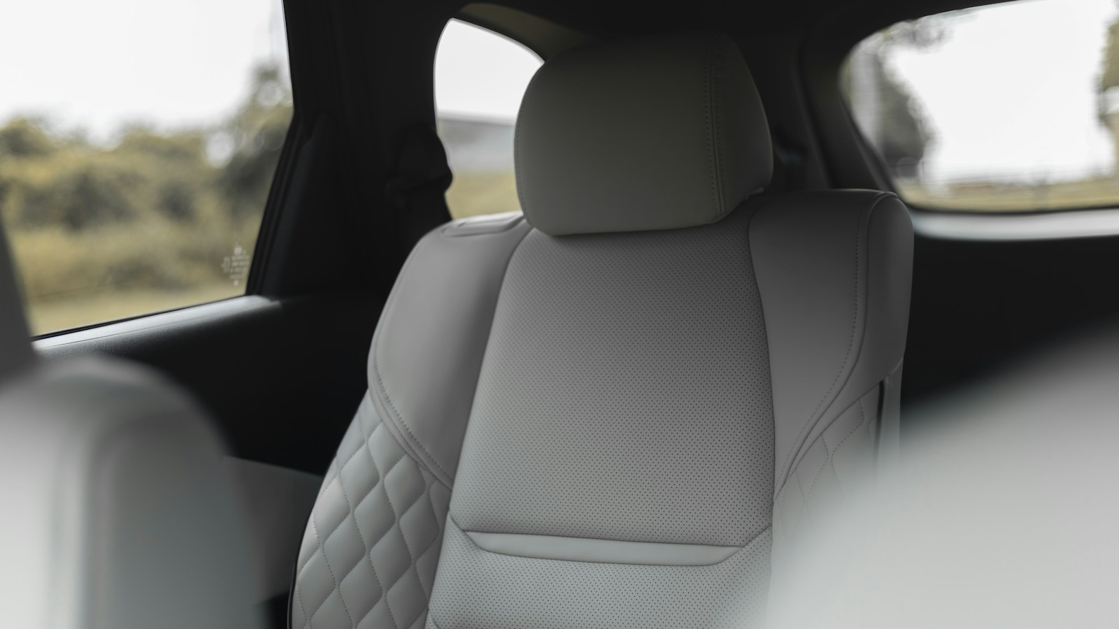 Car Seat Steam Cleaning vs Shampooing: Which Is Better?